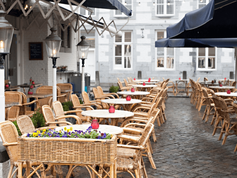 Gezellig terras op een sfeervol plein in Maastricht.